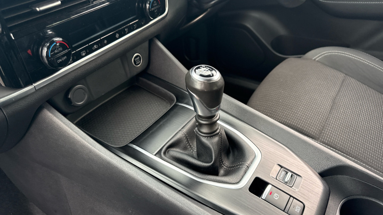 Nissan Qashqai 1.3 DiG-T MH Acenta Premium 5dr Petrol Hatchback